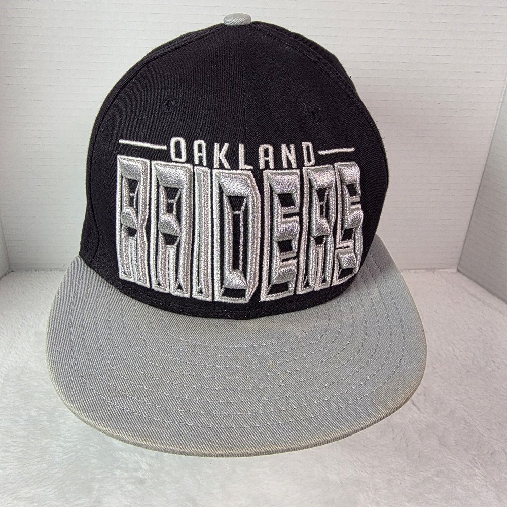 New Era Oakland Raiders NFL 9Fifty Snapback Cap Spellout‎ Raised silver Letters